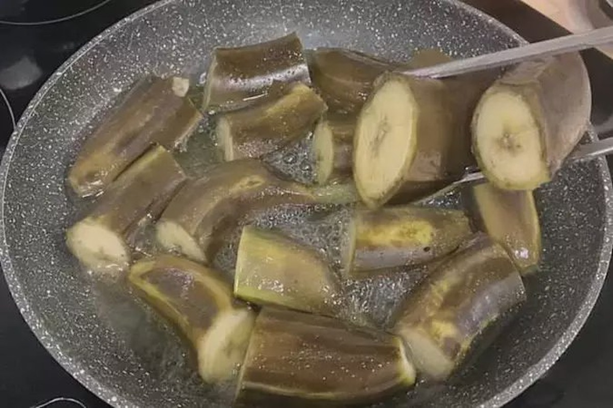 Rondelle di banana dorate che rosolano in padella