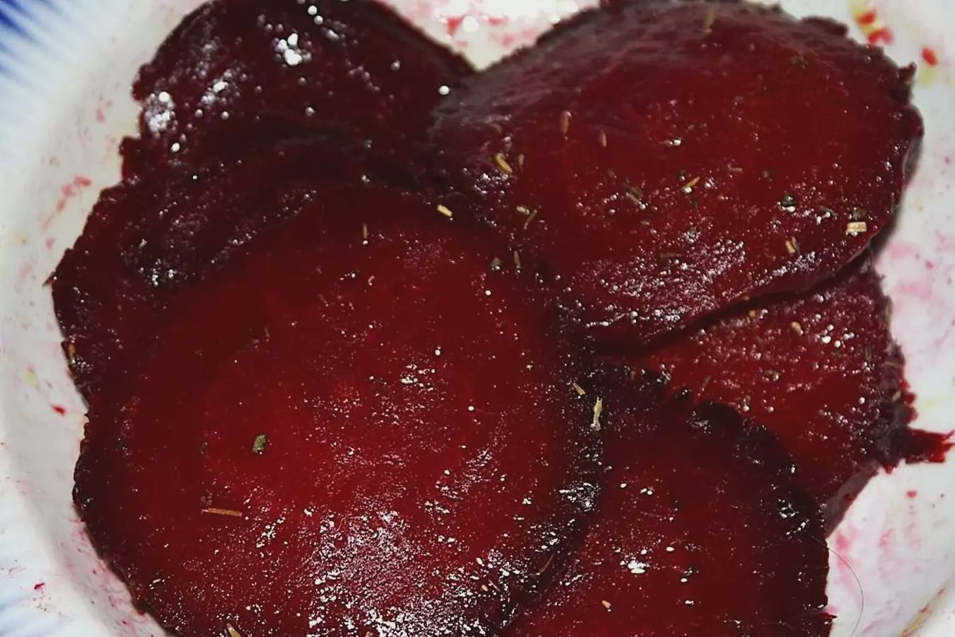 Barbabietola cotta a fette, condita con erbe aromatiche