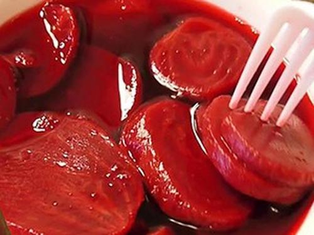 Barbabietola rossa a fette in un contenitore, con una forchetta