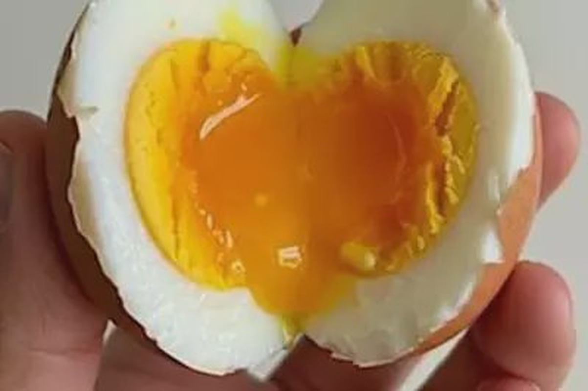 Mezzo uovo sodo con il tuorlo cremoso ben visibile