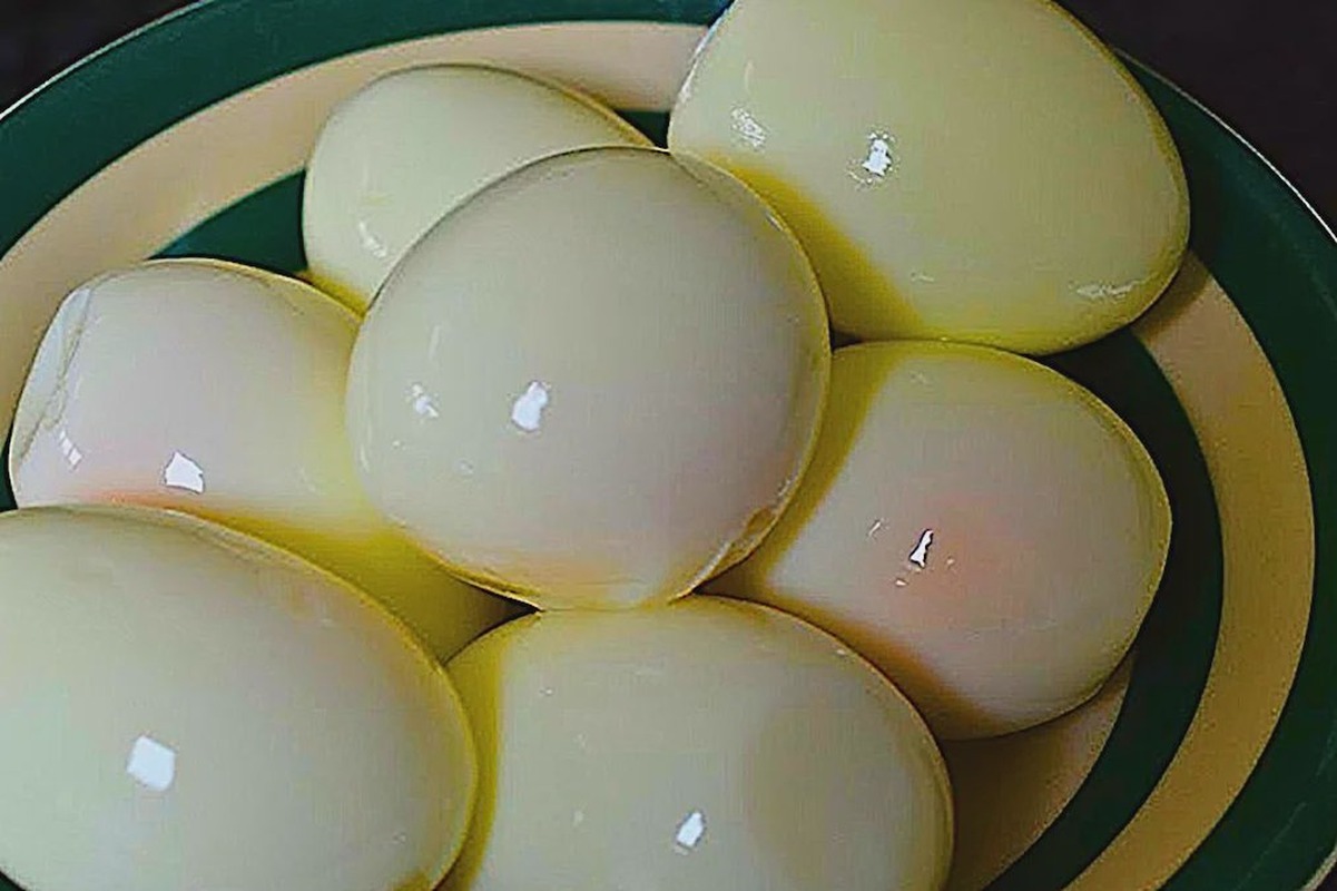 Ciotola di uova sode già sgusciate